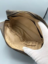 Lade das Bild in den Galerie-Viewer, Louis Vuitton Trousse Toilette 23
