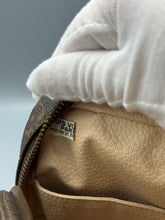 Lade das Bild in den Galerie-Viewer, Louis Vuitton Trousse Toilette 23
