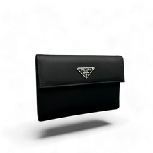 Lade das Bild in den Galerie-Viewer, Prada Nylon Compact Wallet Black
