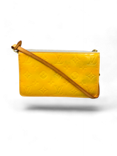 Lade das Bild in den Galerie-Viewer, Louis Vuitton Vernis Lexington Pochette Yellow
